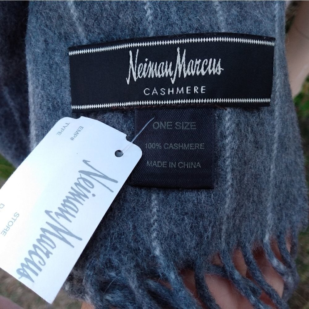 NWT NEIMAN MARCUS 100% Cashmere Gray & White Striped Scarf Wrap with Fringe - Picture 3 of 10